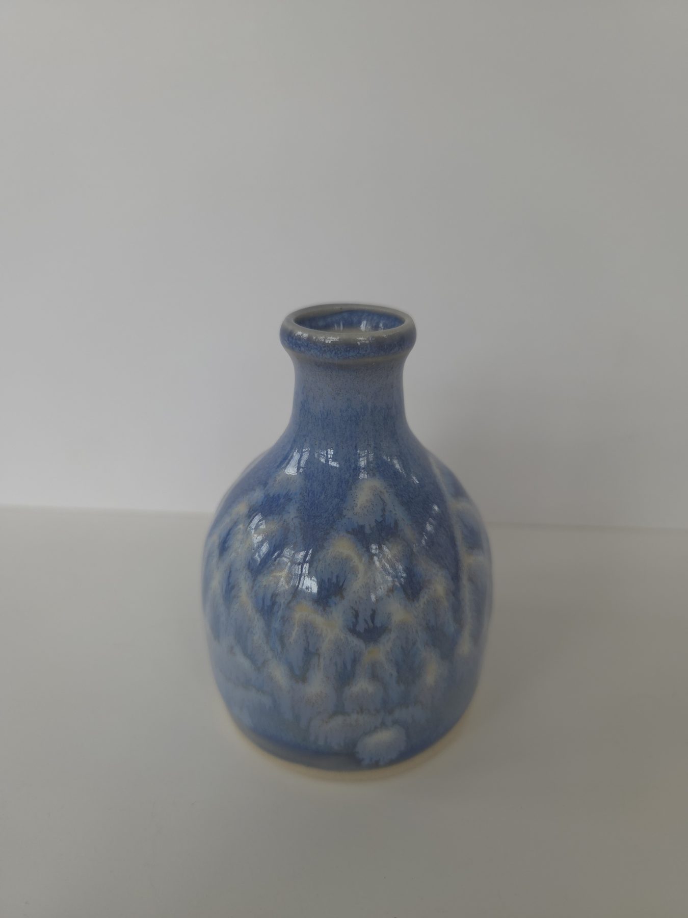 Bud vase, Blue, cream decoration